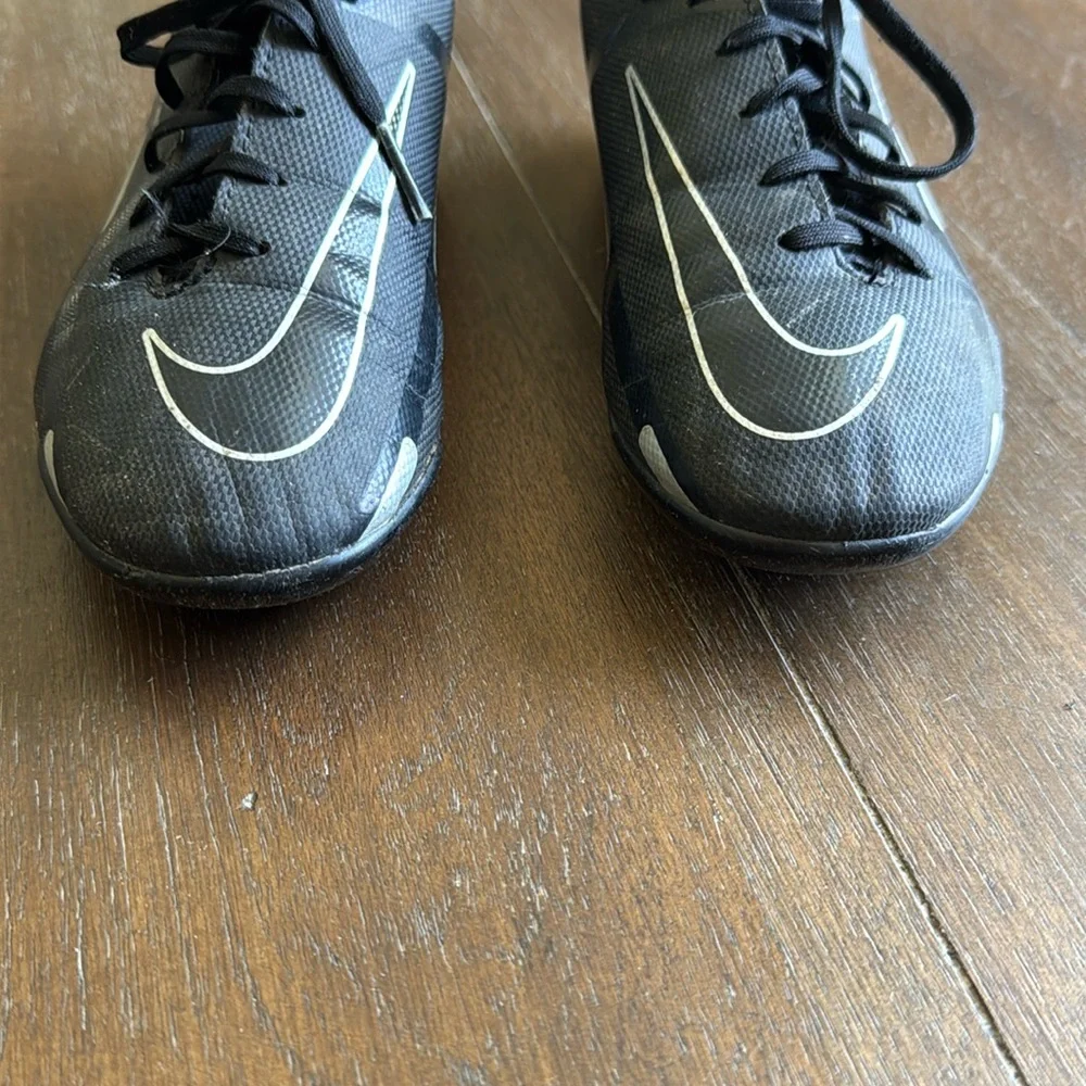 Size 1Y Nike Kids Phantom Soccer Cleats shoes